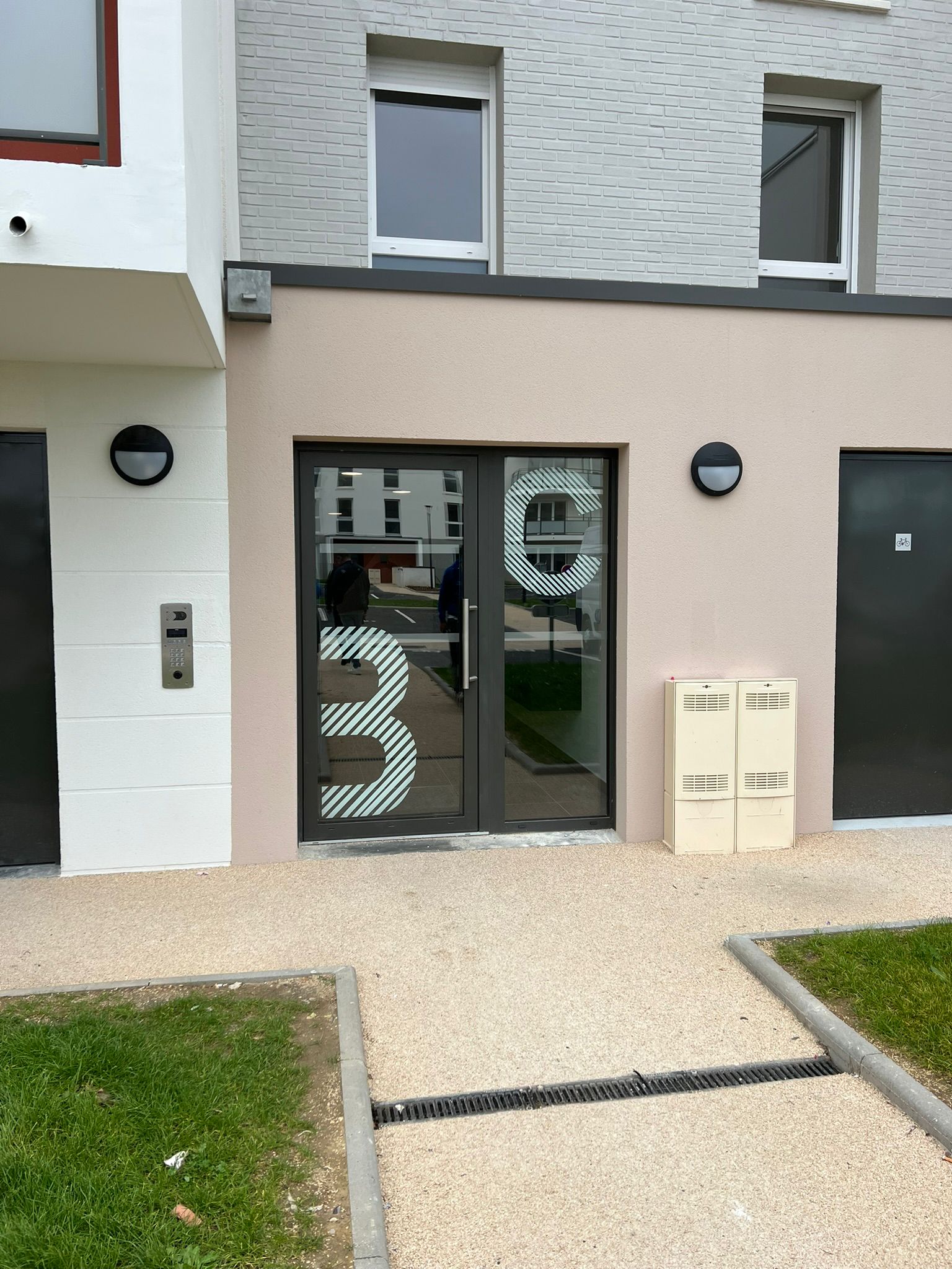 Adhésif pour portes et halls d'immeuble