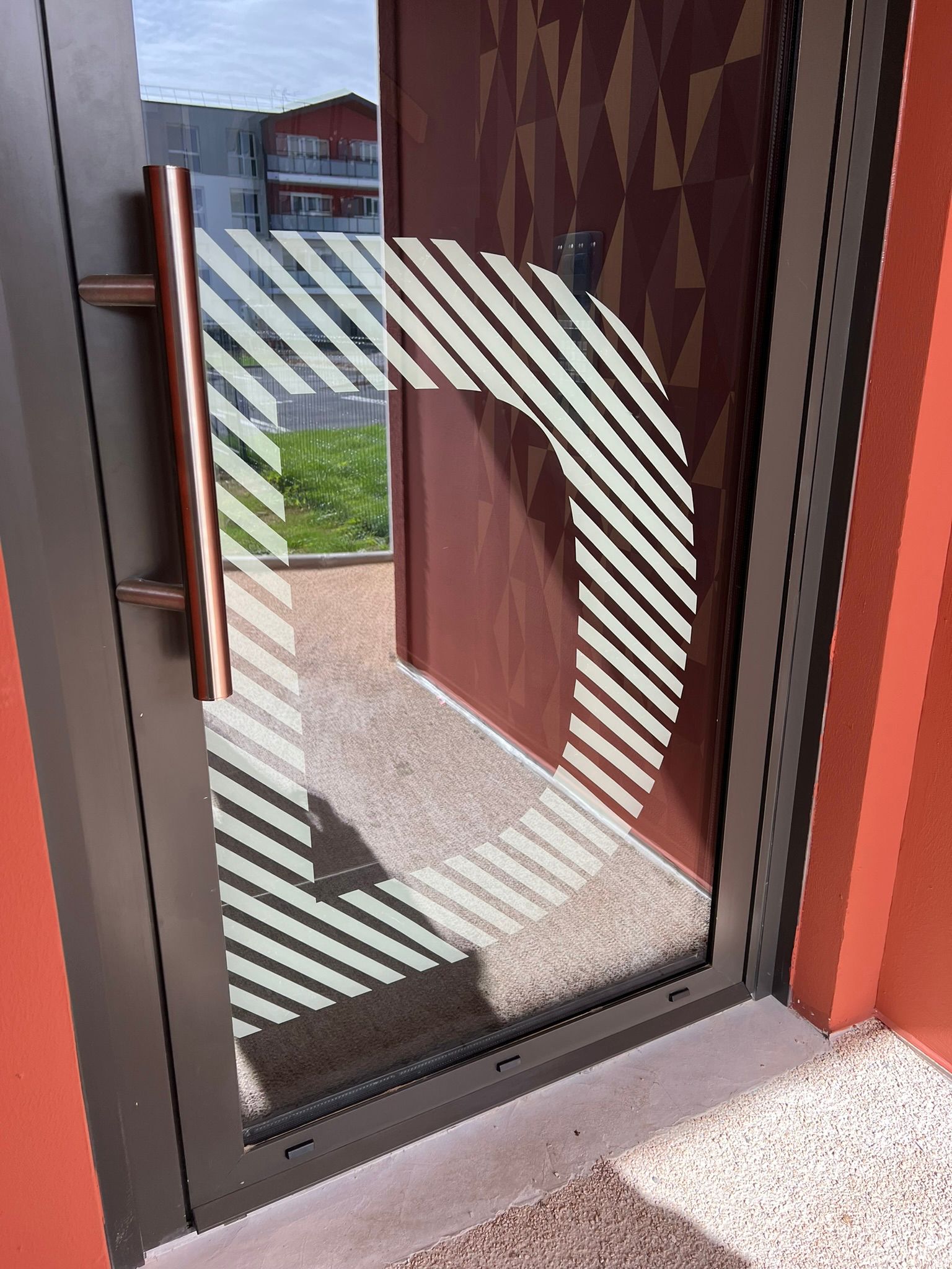 Adhésif pour portes et halls d'immeuble
