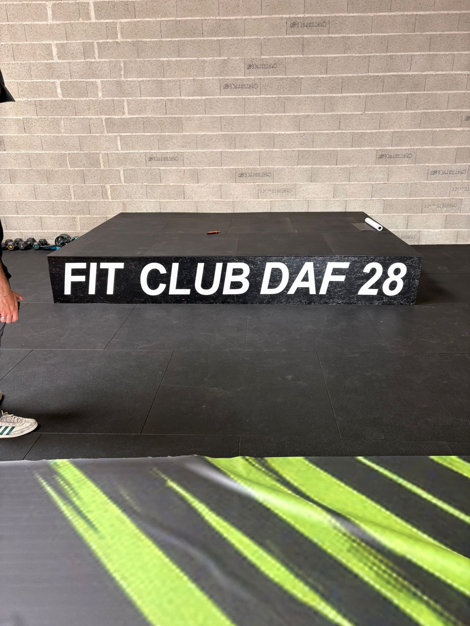 Marquage adhésif sur podium